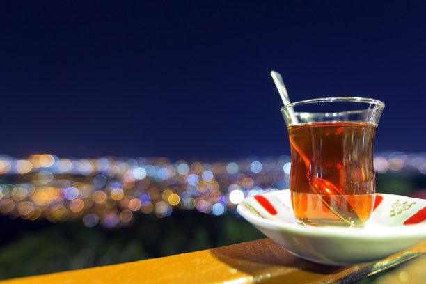 从山上可以看到城市的风景，晚上在布尔萨市喝土耳其茶。图片下载