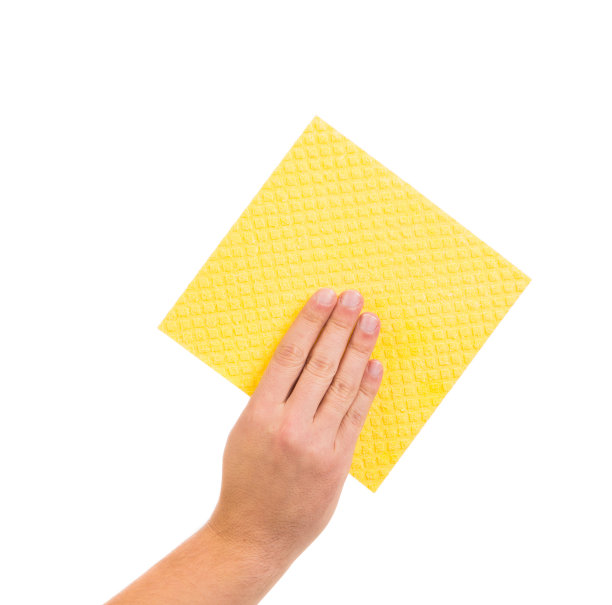 手里拿着黄色的清洁海绵。图片下载