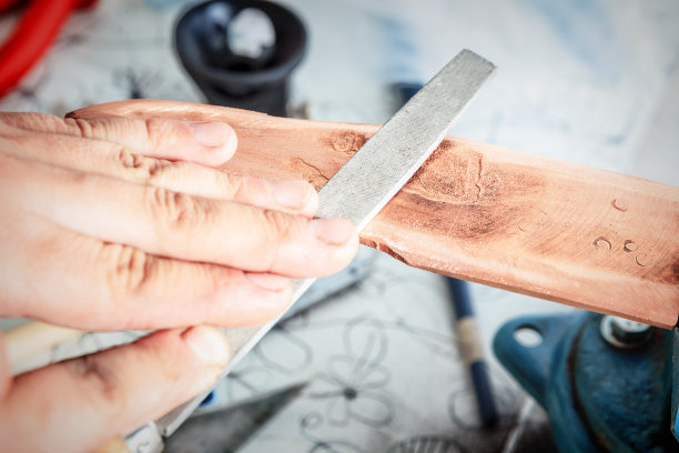 用锉刀磨铜坯图片下载