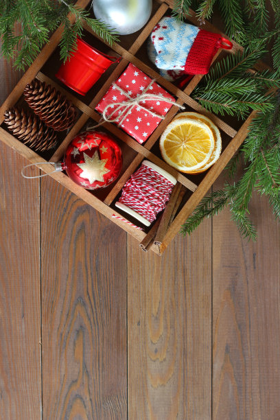 装有圣诞物品的木箱图片下载