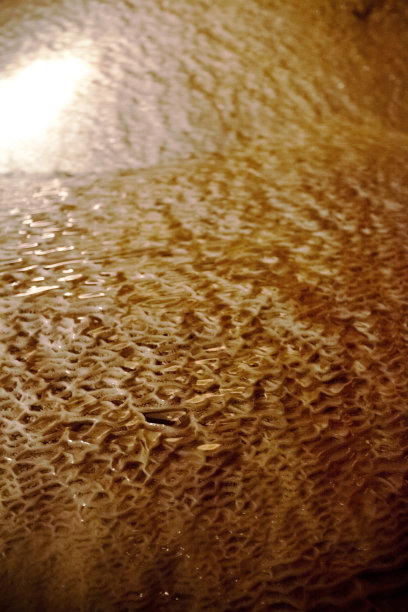 方解石在洞穴中起皱，石头表面的纹理由水滴形成。图片下载