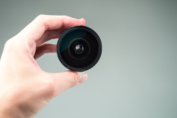 白底上拿着旧镜片图片下载