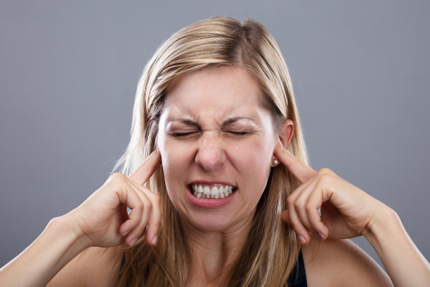 女人捂住耳朵图片下载