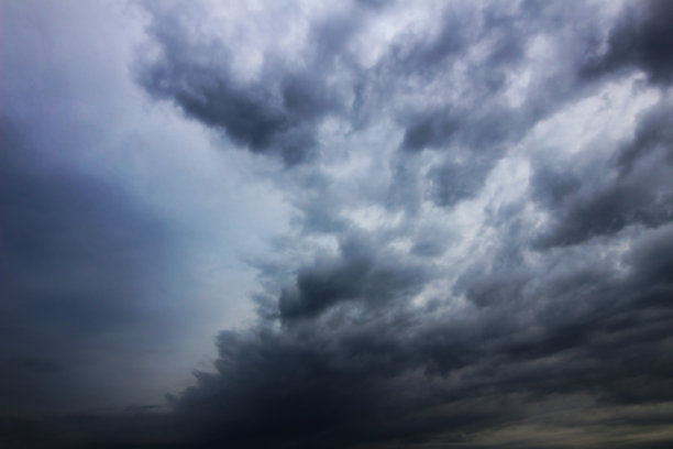 天空纹理与戏剧性的雨云蔓延图片下载