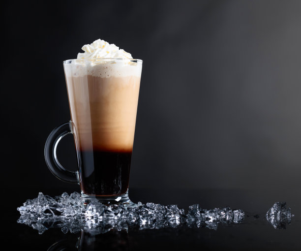 冰咖啡或加奶油的鸡尾酒。图片下载