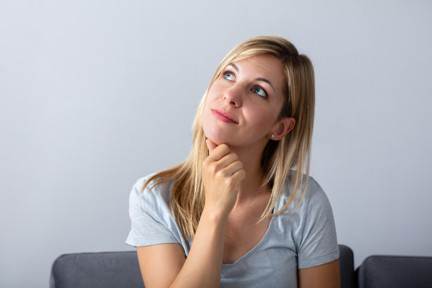 一个深思熟虑的女人的肖像图片下载