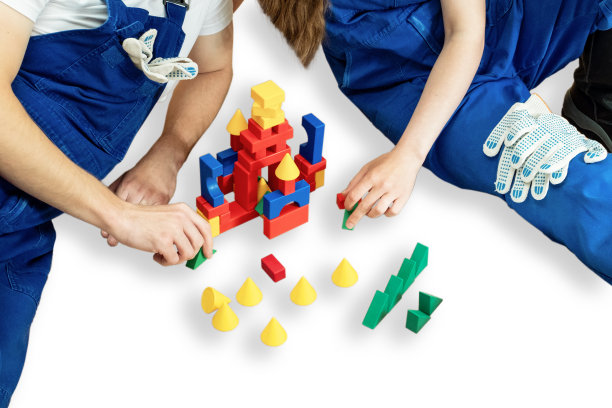 一对夫妇在工作的cambiesones玩婴儿方块图片下载