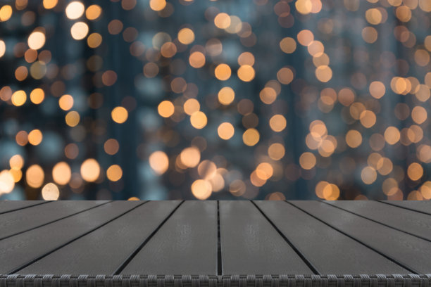 模糊的金色花环和木制桌面前景。图片展示或蒙太奇您的圣诞产品。图片下载