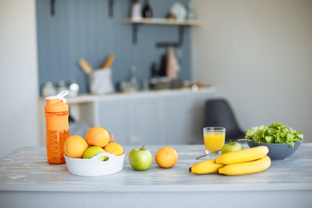 健康饮食的概念，饮食与减肥。厨房里有沙拉和新鲜水果图片下载