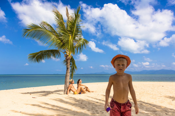 一家人坐在海滩上图片下载