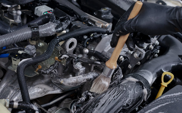 用泡沫和刷子清洁发动机图片下载