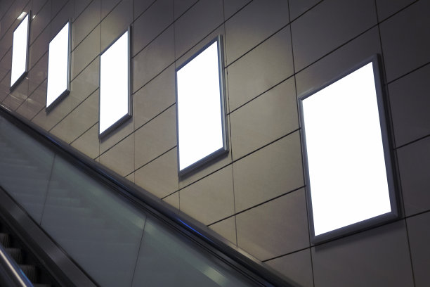 四个大的垂直/纵向方向空白广告牌与自动扶梯背景。图片下载