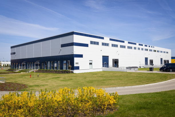 开车到大型配送仓库大楼图片下载