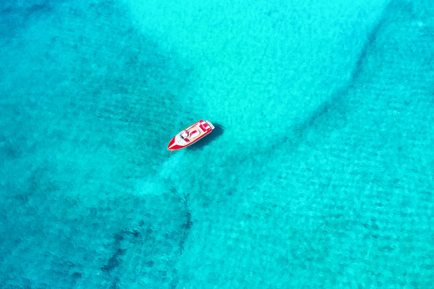 希腊米科诺斯岛上停泊的摩托艇鸟瞰图图片下载