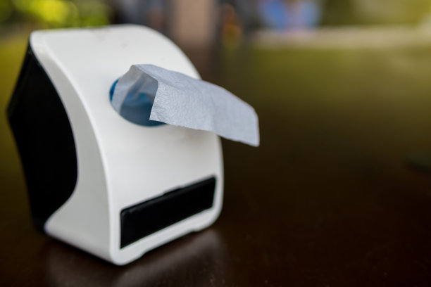 纸巾盒放在桌子上，有复印空间图片下载