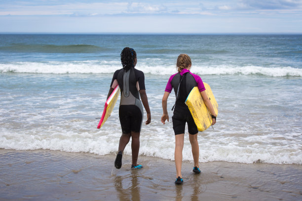 两个少女要去冲浪图片下载