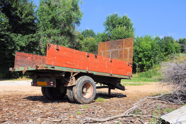 用来运木头的红色旧拖车。图片下载
