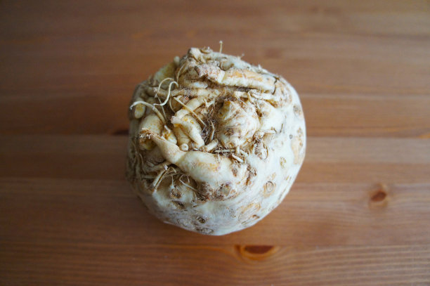 木质背景的芹菜根图片下载