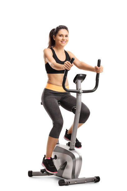 年轻女子骑健身车图片下载