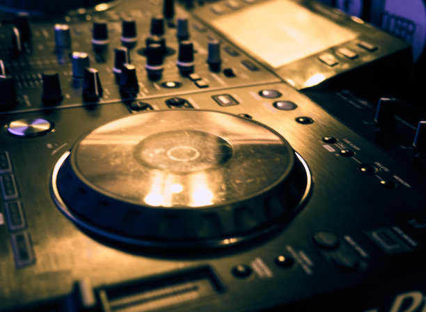 声音混音控制台细节，近距离。DJ专业音乐控制台。广角照片的黑色混音控制器与旋钮和滑块。专业的音频混音控制台，带有渐变和调节旋钮图片下载