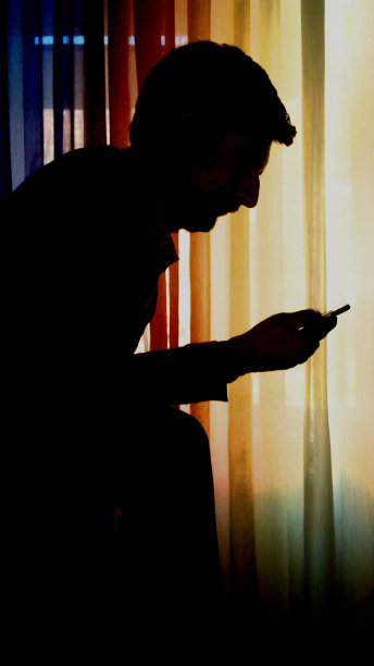 年轻人拿着手机，打字发短信图片下载