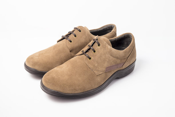 时尚博客看看。彩色的男鞋在白色的背景。图片下载