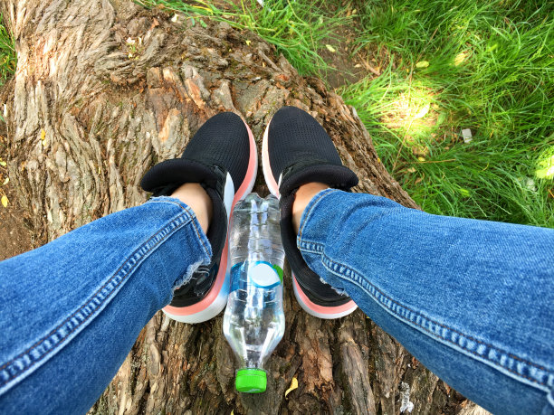 靠近两腿之间的水瓶图片下载