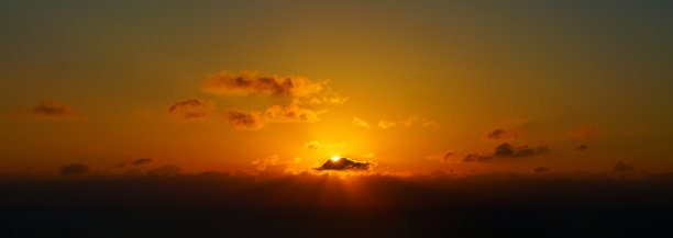 美丽的日出在圣托里尼，希腊图片下载