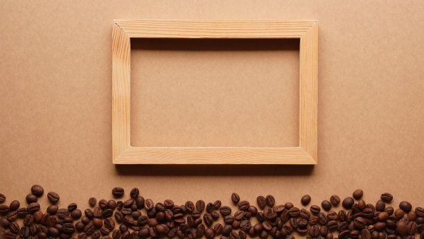 咖啡豆和木框架上的纸工艺纹理在复古风格为背景图片下载