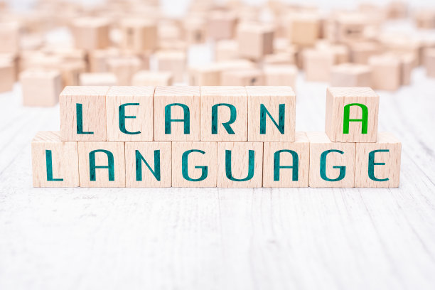 在一张白色的桌子上，由木块组成的单词学习语言图片下载