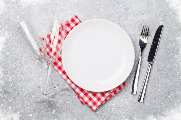 圣诞餐桌上摆放着香槟酒杯图片下载