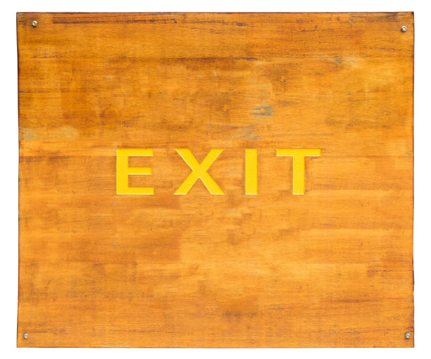 出口标志在又旧又脏的木板上。孤立在白色背景上。图片下载