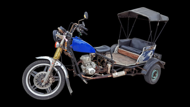 在黑色背景上的泰国旧机动三轮车图片下载