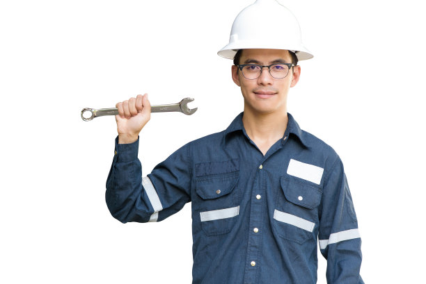 亚洲人，工程师或技术员戴着白色头盔，眼镜和蓝色工作衬衫西装拿着扳手，隔离在白色，机械和石油和天然气工业概念与剪切路径。图片下载