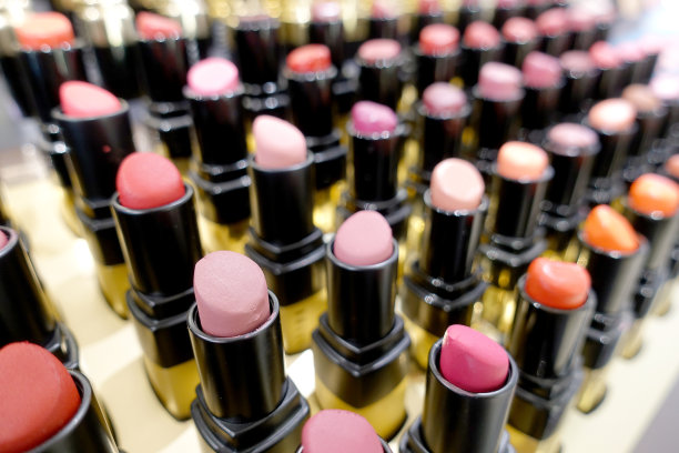 商店或购物中心五颜六色的口红。口红颜色调色板，专业化妆和美容。漂亮的化妆品的概念。唇彩。各种各样的女性豪华唇膏，免费送货。图片下载