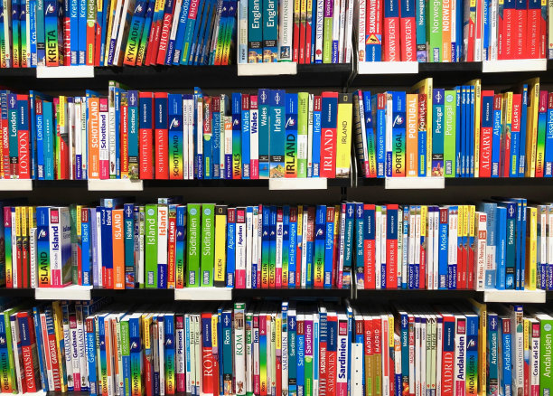 书架上摆满了旅游文献图片下载