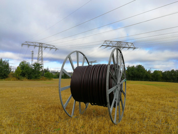 一大卷电缆和电线杆图片下载