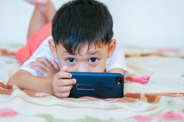 儿童手持智能手机图片下载