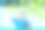 那个男孩站在篱笆后面。图片下载