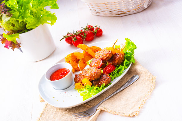 肉丸串西红柿，红辣椒和烤土豆四分之一图片下载