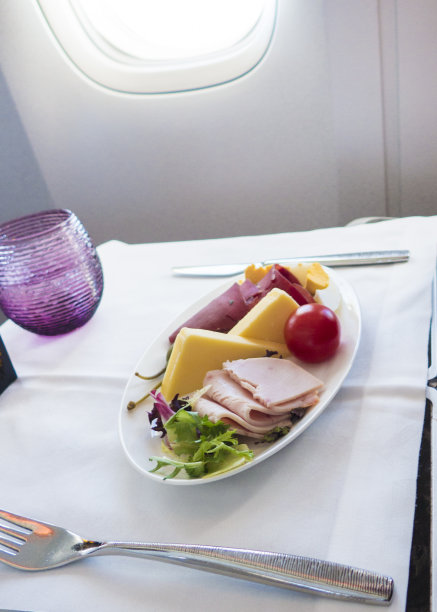 商务舱飞机上的午餐菜单图片下载