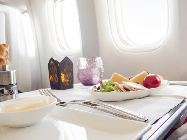 商务舱飞机上的午餐菜单图片下载