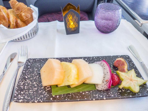 商务舱机上午餐菜单，新鲜水果图片下载