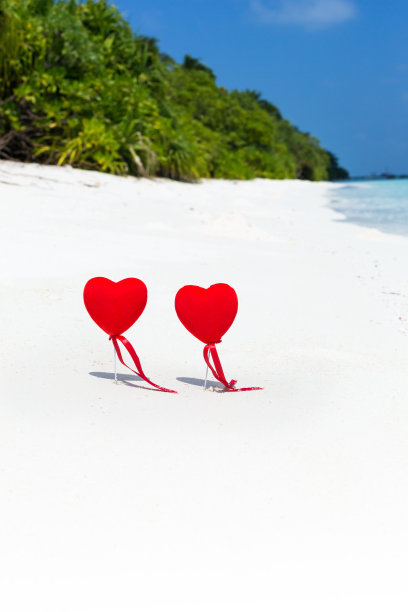 海滨红心形状的装饰图片下载