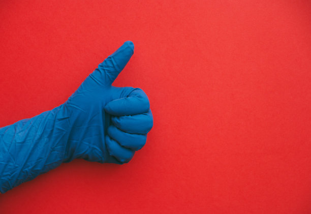 绝缘的手戴蓝色手套，有积极的标志和批准图片下载