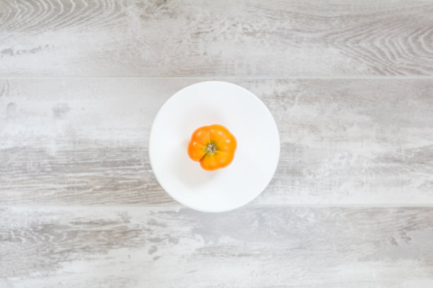 淡木质表面上的黄色番茄图片下载