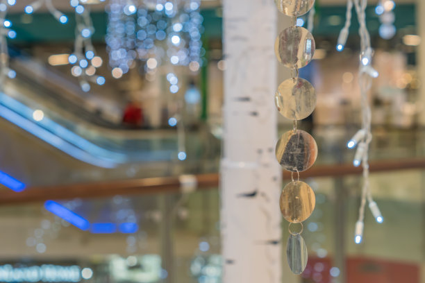 圣诞装饰在购物中心的特写图片下载