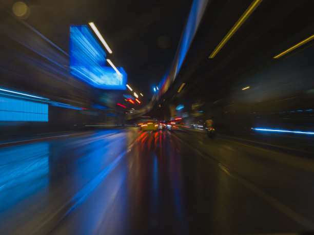 摘要夜间城市背景下的轻轨交通图片下载