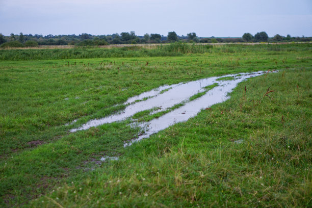 美丽的早晨风景与美丽的河流和湖泊。五彩缤纷的景色与令人惊叹的天空。设计图片图片下载