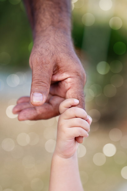 一个老人和一个孩子手牵着手图片下载